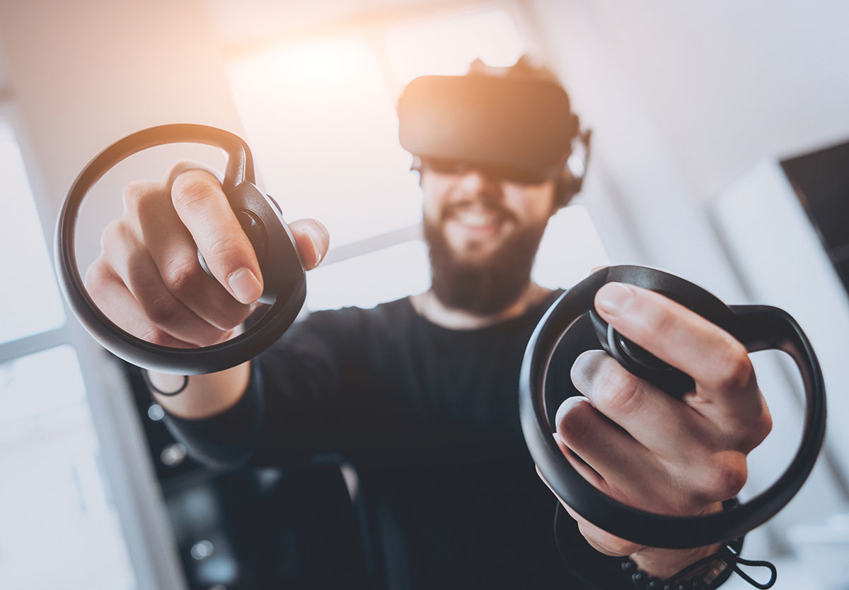 オフィスでゲームに興じる若者