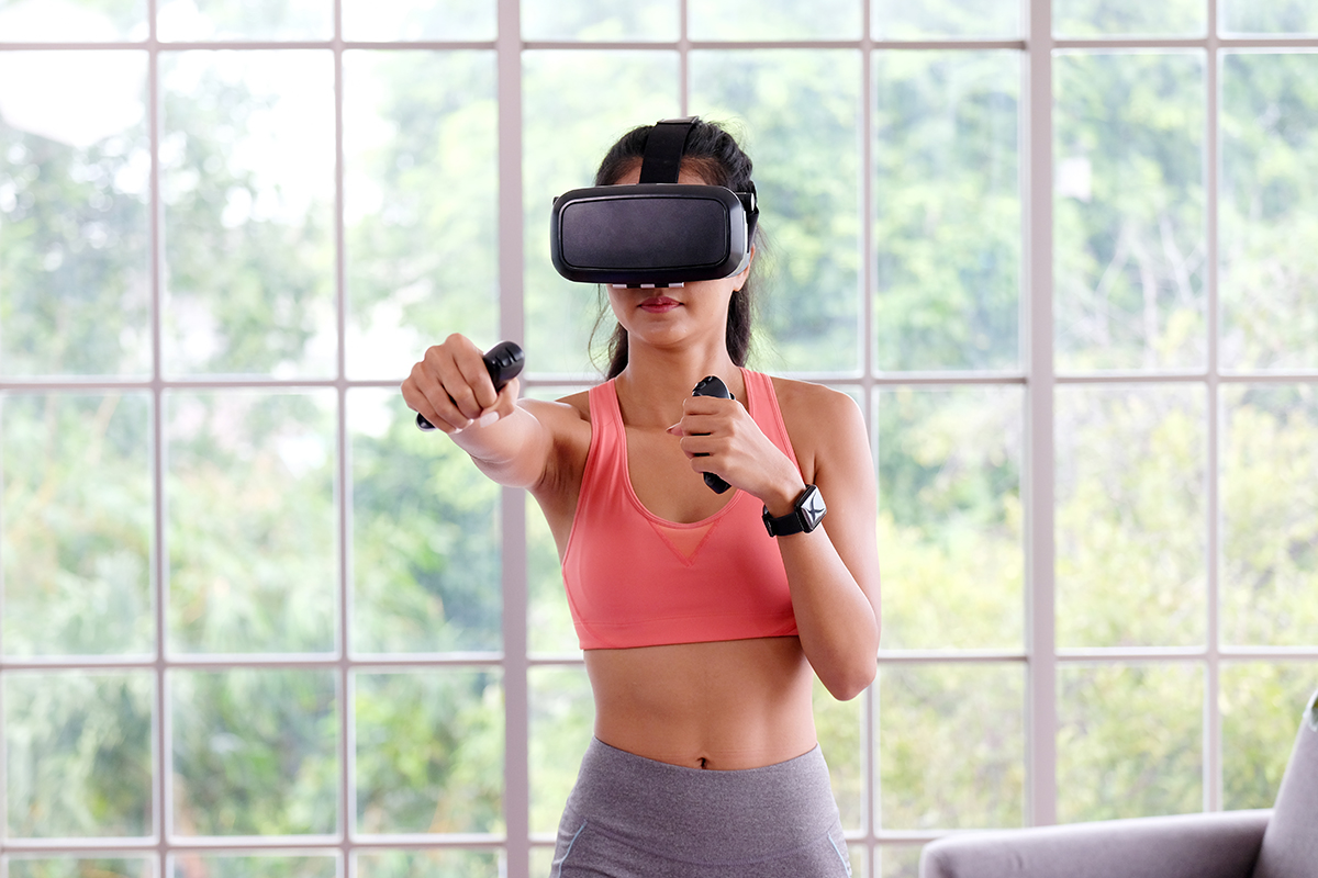 VRでフィットネスを楽しむ女性