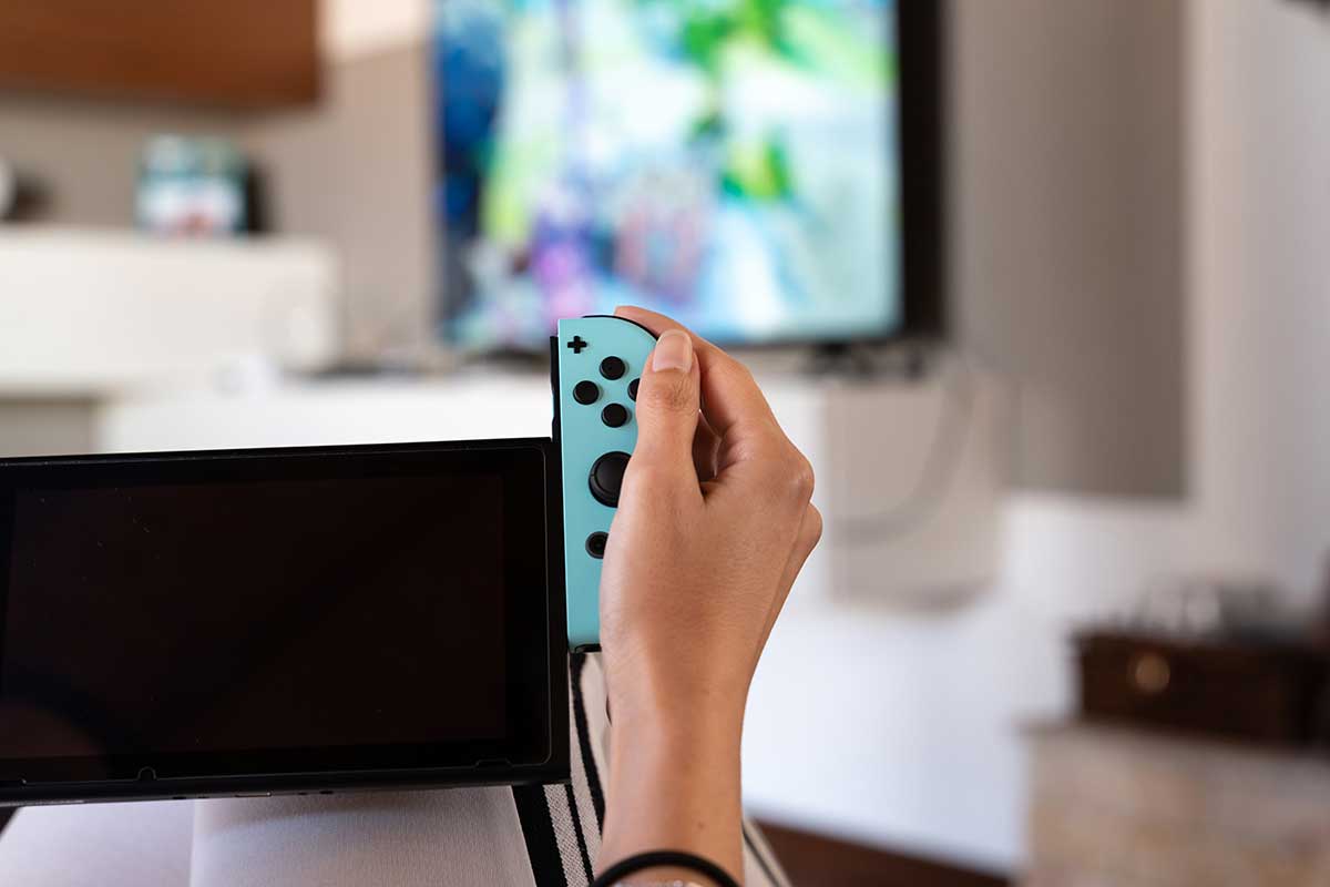 着脱式コントローラー付き携帯ゲーム機
