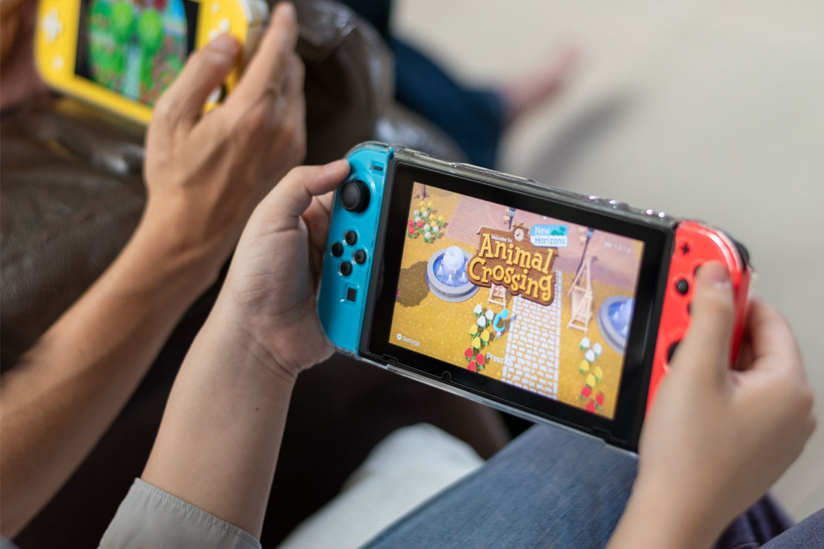 ニンテンドースイッチで遊ぶ子供