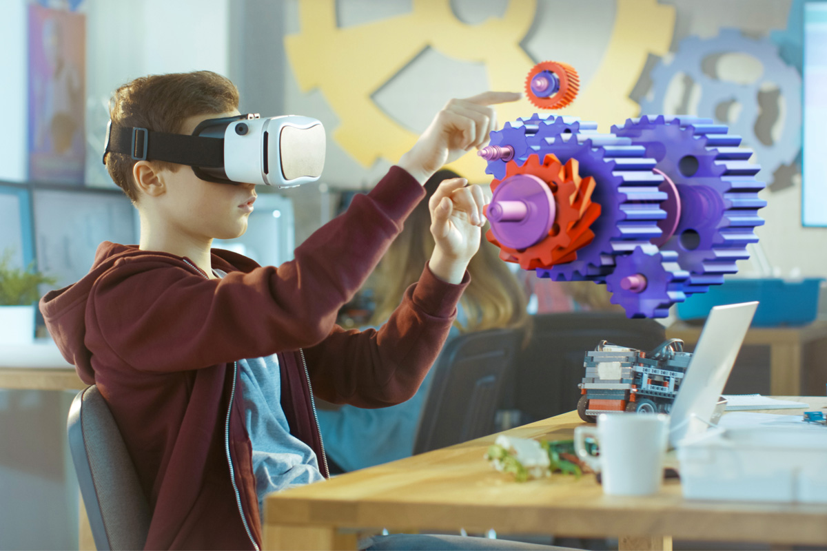VRヘッドセットを装着した男子生徒