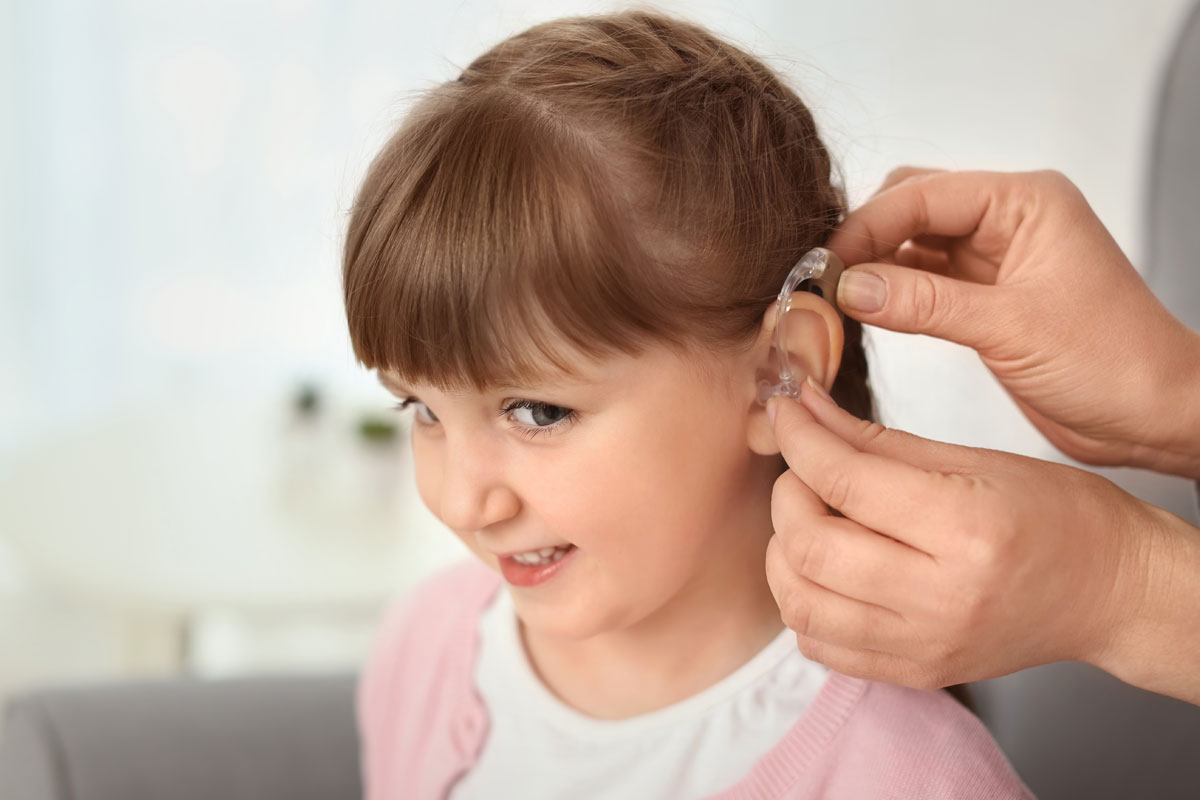 スマート補聴器を受ける子供